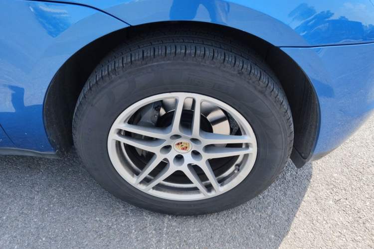 Used Porsche Macan 2017 Macan 2.0T Right Front Wheel Hub