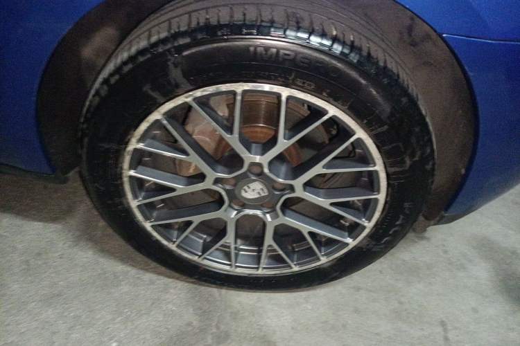 Used Porsche Macan 2017 Macan 2.0T Right Front Wheel Hub