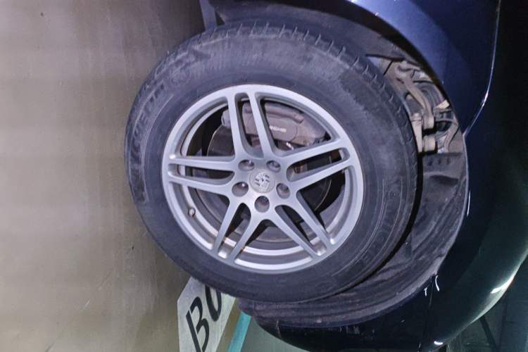 Used Porsche Macan 2017 Macan 2.0T Right Front Wheel Hub