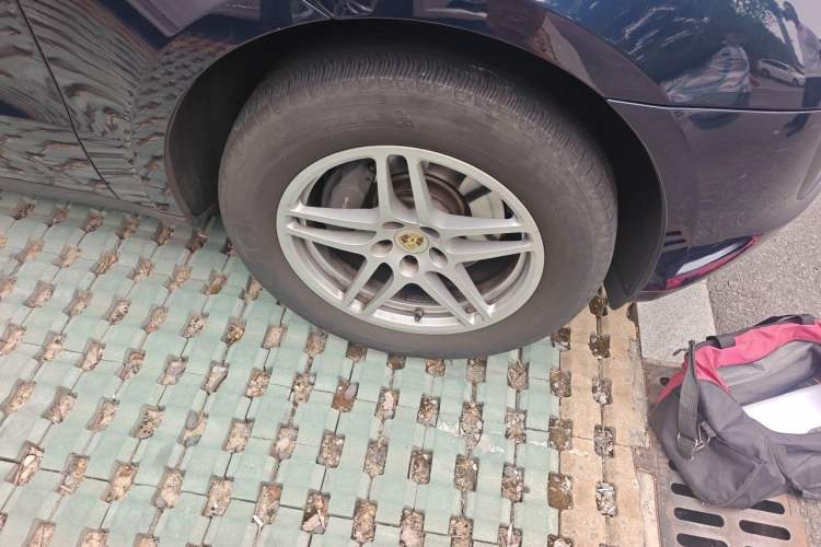 Used Porsche Macan 2017 Macan 2.0T Right Front Wheel Hub