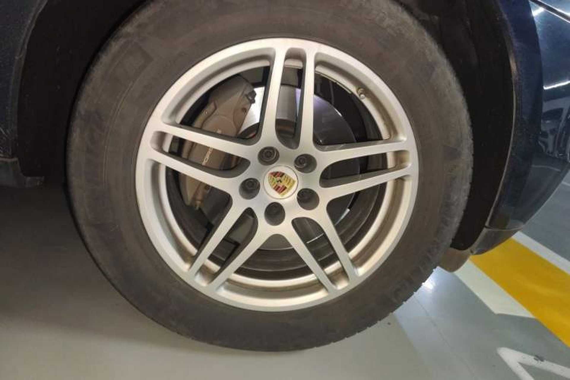 Used Porsche Macan 2017 Macan 2.0T Right Front Wheel Hub