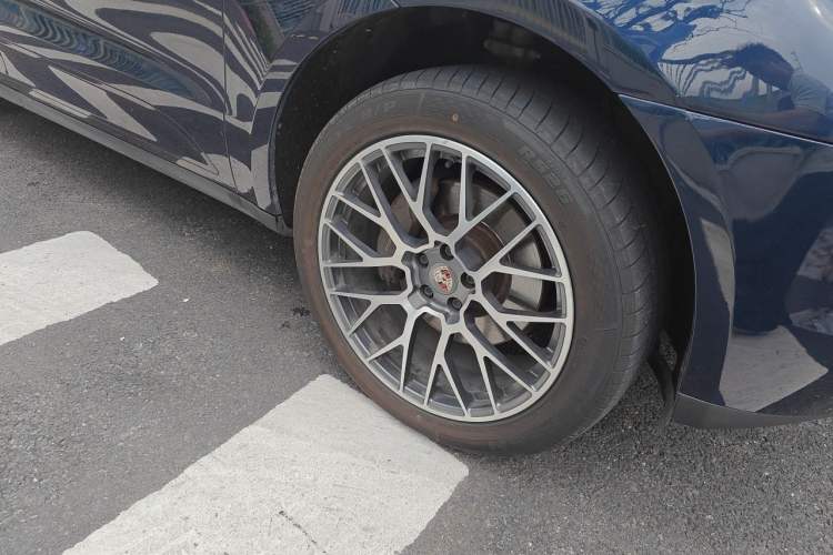 Used Porsche Macan 2017 Macan 2.0T Right Front Wheel Hub
