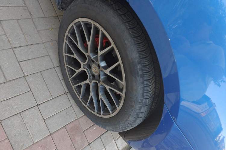 Used Porsche Macan 2017 Macan 2.0T Right Front Wheel Hub
