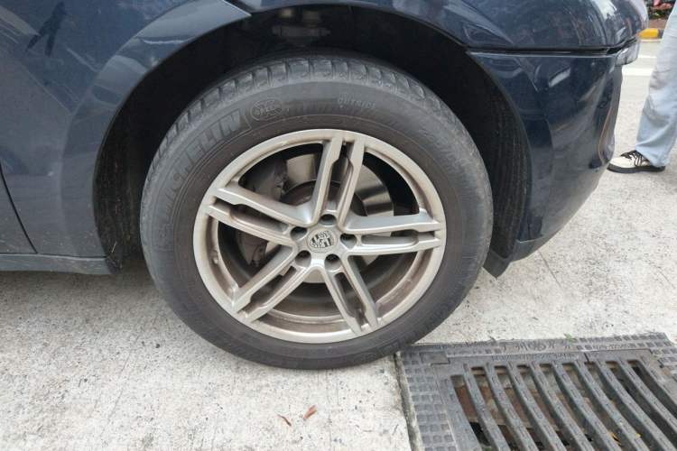 Used Porsche Macan 2017 Macan 2.0T Right Front Wheel Hub
