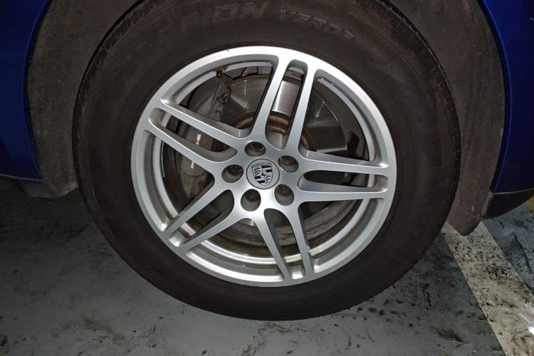 Used Porsche Macan 2017 Macan 2.0T Right Front Wheel Hub