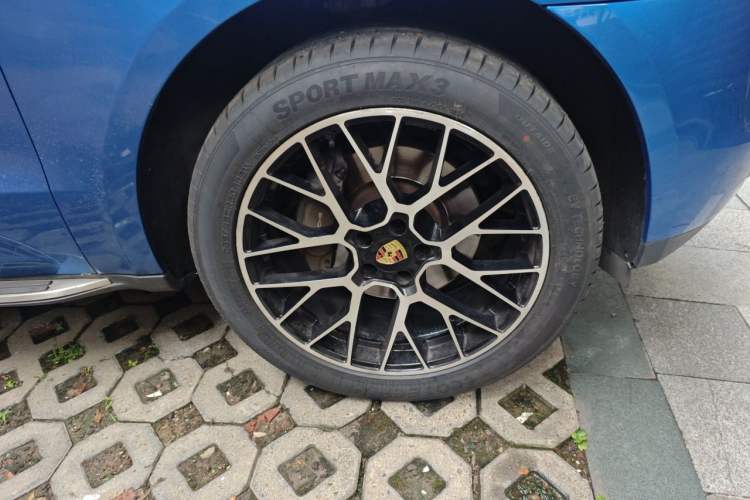 Used Porsche Macan 2017 Macan 2.0T Right Front Wheel Hub