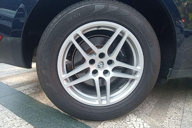 Used Porsche Macan 2017 Macan 2.0T Right Rear Wheel Hub