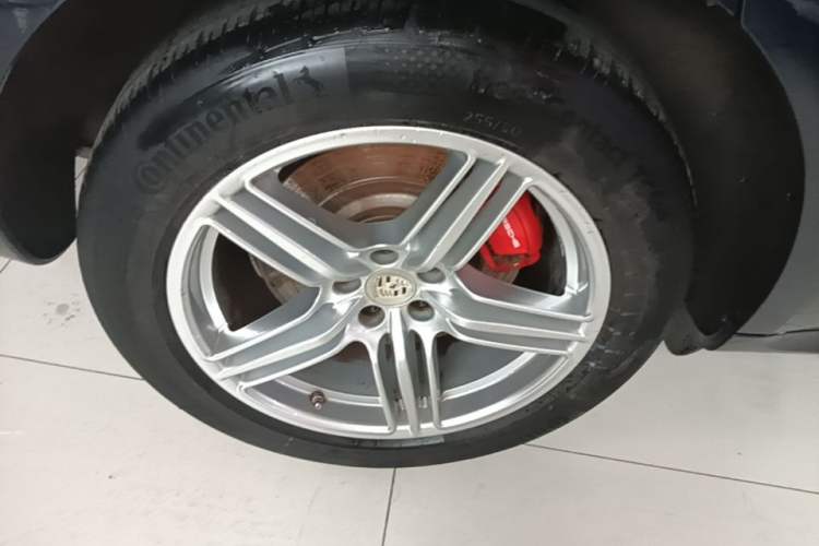 Used Porsche Macan 2017 Macan Turbo 3.6T Right Rear Wheel Hub