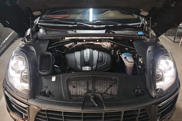 Used Porsche Macan 2017 Macan 2.0T Engine Bay