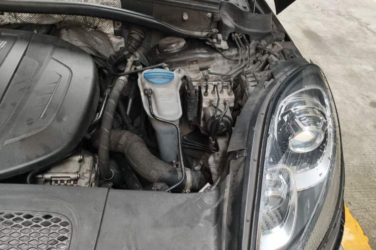 Used Porsche Macan 2017 Macan 2.0T Engine Bay Left