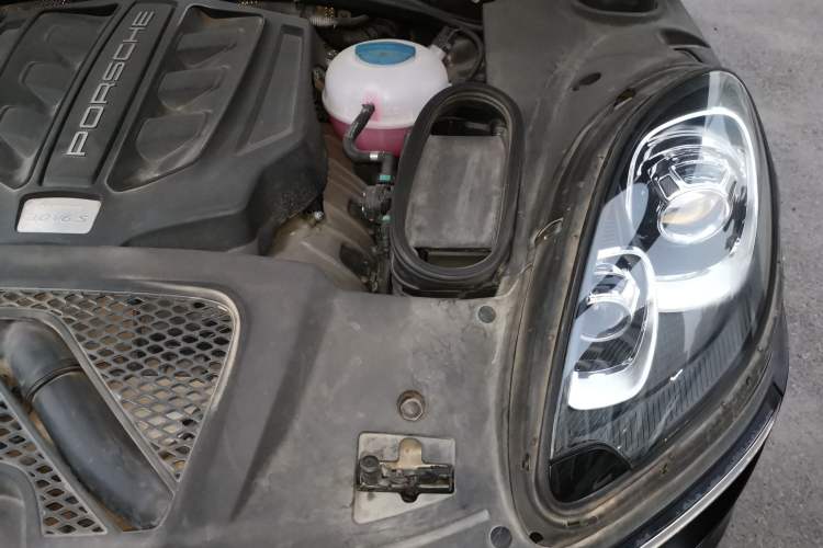 Used Porsche Macan 2017 Macan S 3.0T Engine Bay Left
