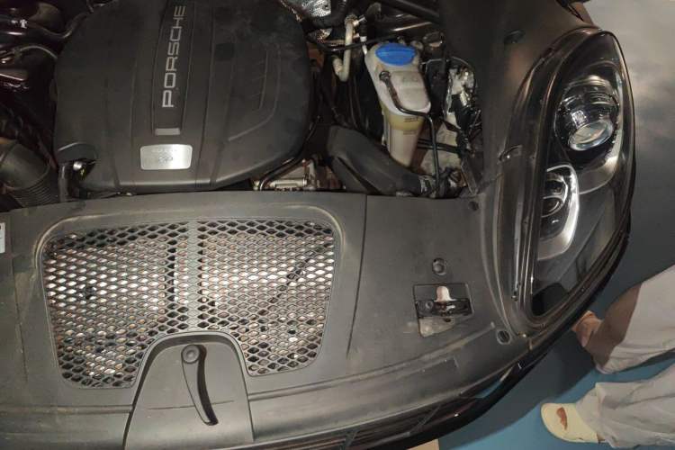 Used Porsche Macan 2017 Macan 2.0T Engine Bay Left