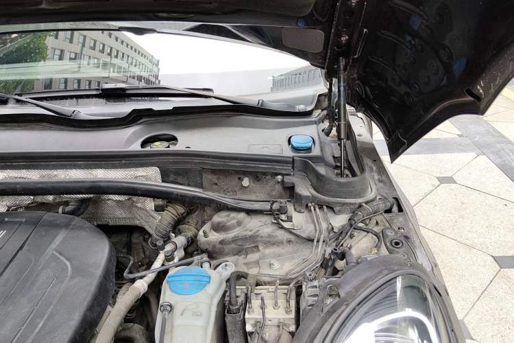 Used Porsche Macan 2017 Macan 2.0T Engine Bay Left
