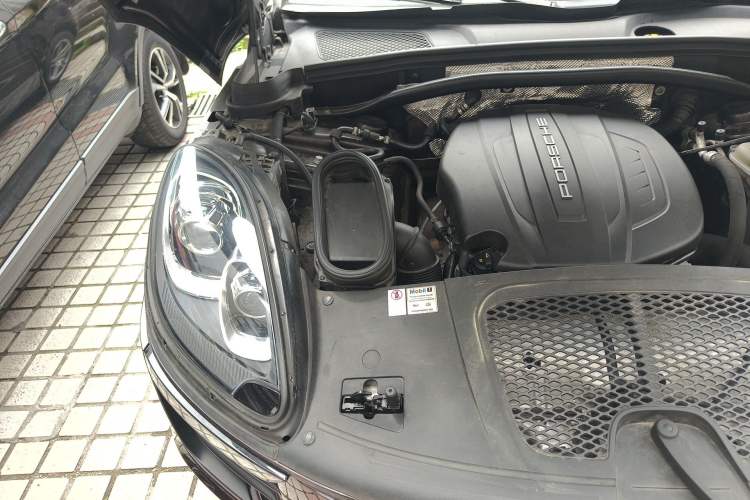 Used Porsche Macan 2017 Macan 2.0T Engine Bay Right