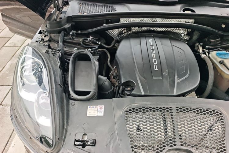 Used Porsche Macan 2017 Macan 2.0T Engine Bay Right