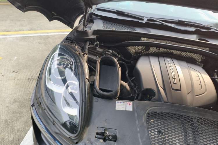 Used Porsche Macan 2017 Macan 2.0T Engine Bay Right
