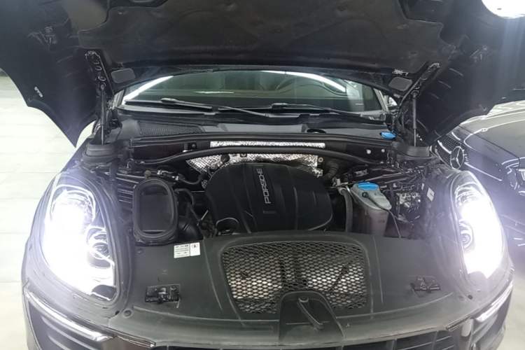 Used Porsche Macan 2017 Macan 2.0T Engine Bay