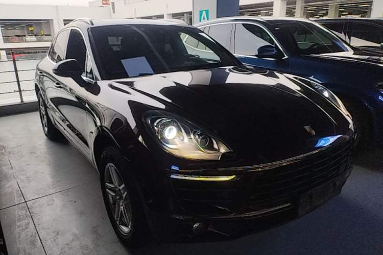 Used Porsche Macan 2017 Macan 2.0T Front Right 45 Deg