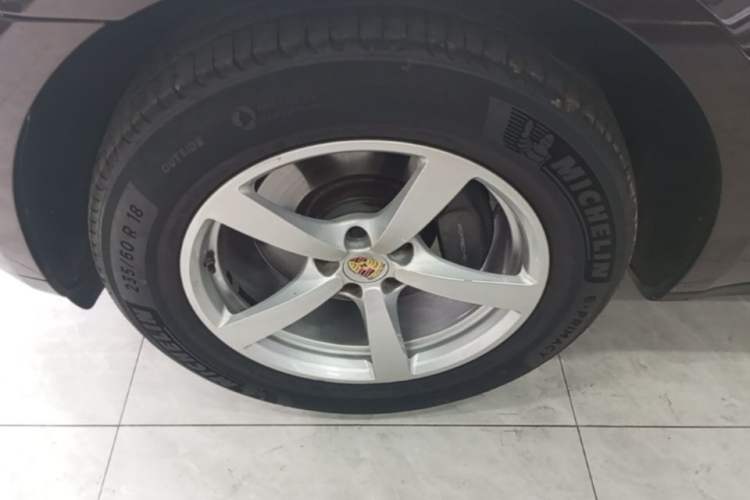 Used Porsche Macan 2017 Macan 2.0T Left Front Wheel Hub