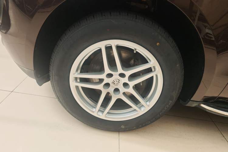 Used Porsche Macan 2017 Macan 2.0T Left Front Wheel Hub