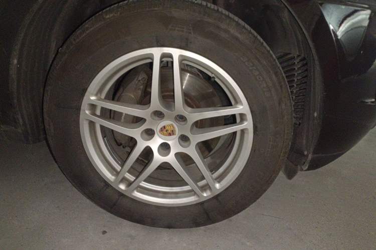 Used Porsche Macan 2017 Macan 2.0T Right Front Wheel Hub