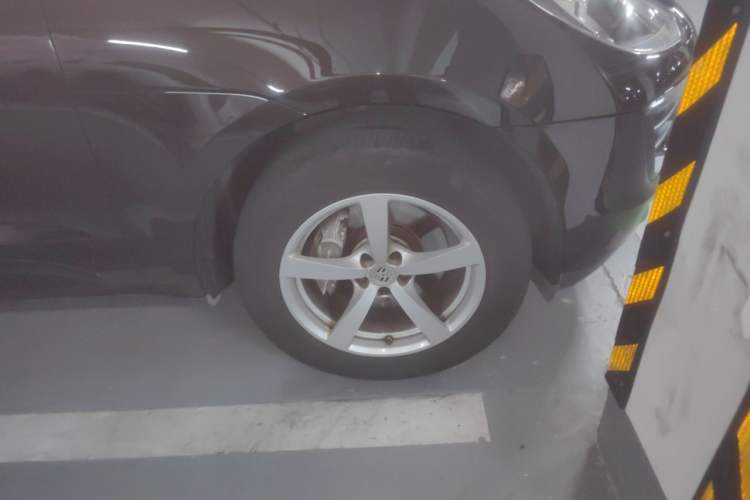 Used Porsche Macan 2017 Macan 2.0T Right Front Wheel Hub