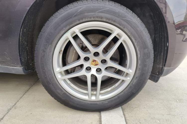 Used Porsche Macan 2017 Macan 2.0T Right Front Wheel Hub