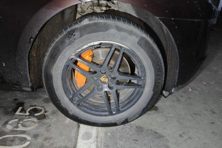 Used Porsche Macan 2017 Macan 2.0T Right Front Wheel Hub