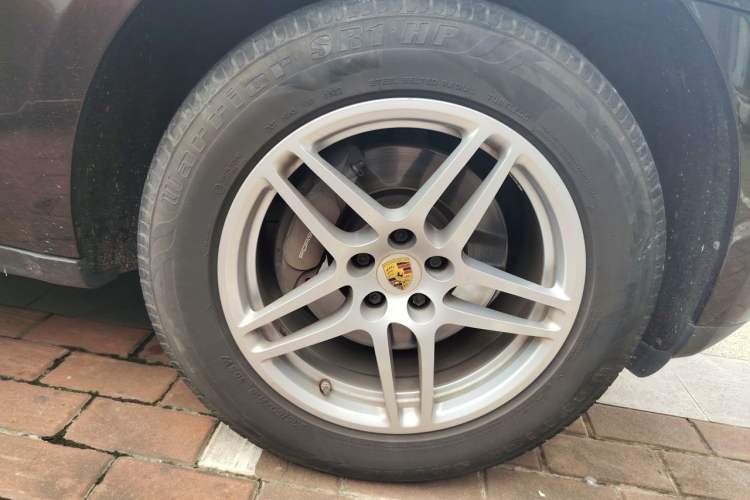 Used Porsche Macan 2017 Macan 2.0T Right Front Wheel Hub