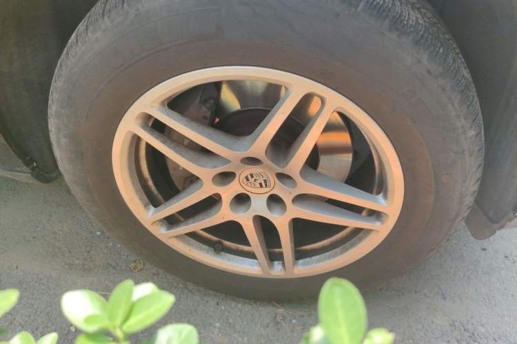 Used Porsche Macan 2017 Macan 2.0T Right Front Wheel Hub