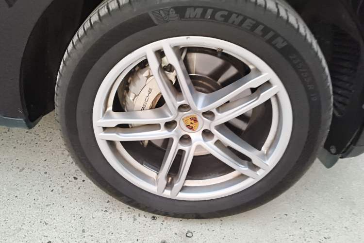 Used Porsche Macan 2017 Macan S 3.0T Right Front Wheel Hub