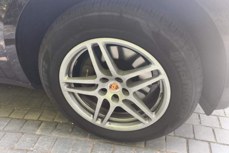 Used Porsche Macan 2017 Macan 2.0T Right Front Wheel Hub