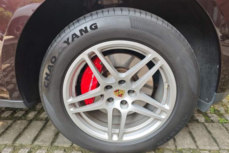 Used Porsche Macan 2017 Macan 2.0T Right Front Wheel Hub