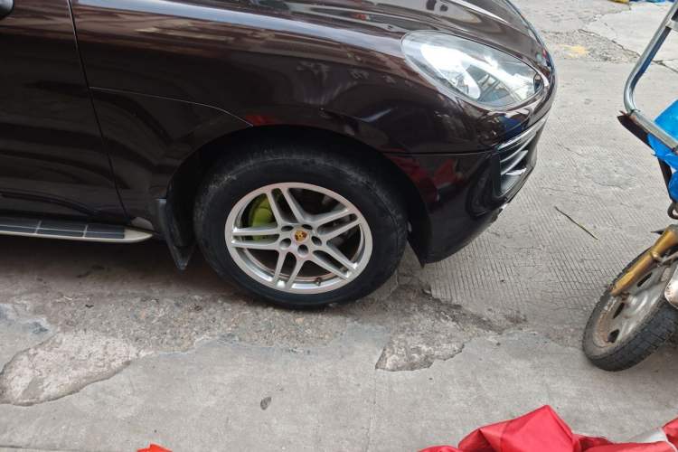 Used Porsche Macan 2017 Macan 2.0T Right Front Wheel Hub