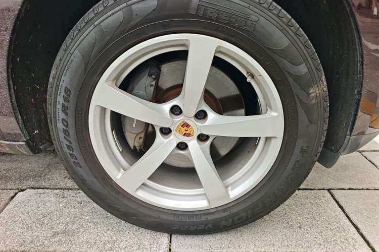 Used Porsche Macan 2017 Macan 2.0T Right Front Wheel Hub