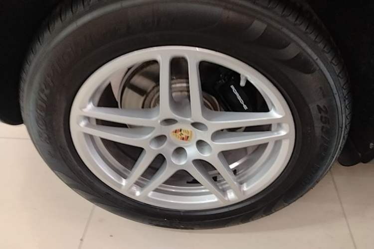 Used Porsche Macan 2017 Macan 2.0T Right Rear Wheel Hub