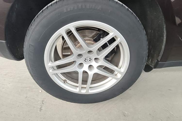 Used Porsche Macan 2017 Macan 2.0T Right Rear Wheel Hub