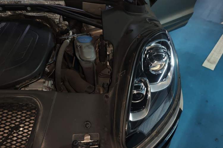 Used Porsche Macan 2017 Macan 2.0T Engine Bay Left
