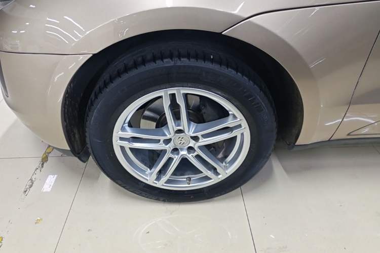 Used Porsche Macan 2017 Macan 2.0T Left Front Wheel Hub