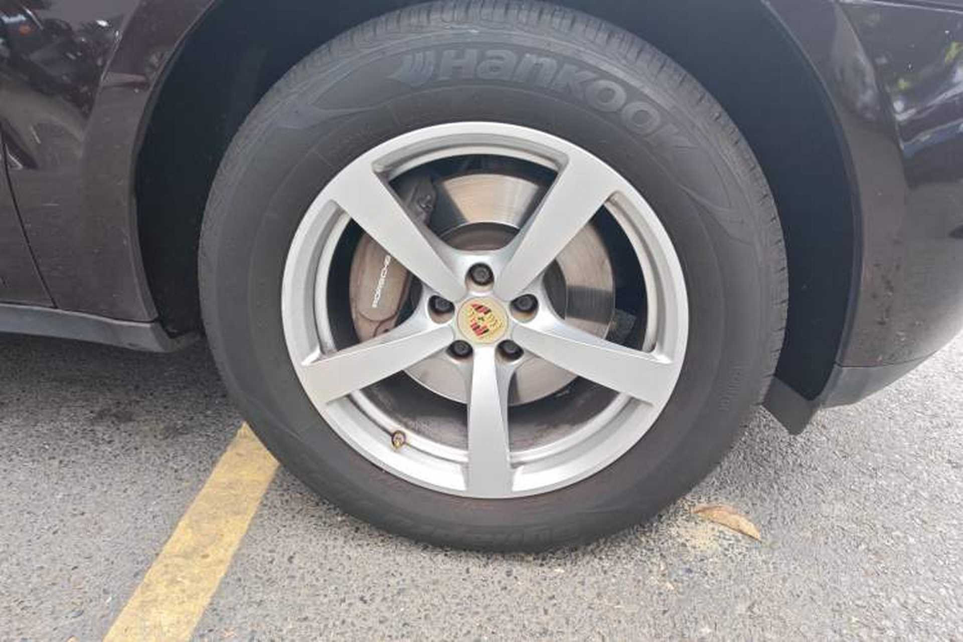 Used Porsche Macan 2017 Macan 2.0T Right Front Wheel Hub