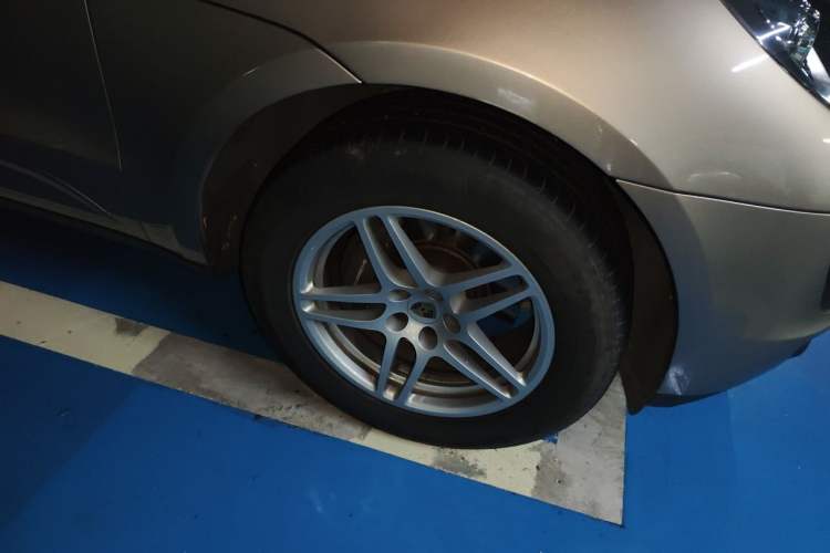 Used Porsche Macan 2017 Macan 2.0T Right Front Wheel Hub