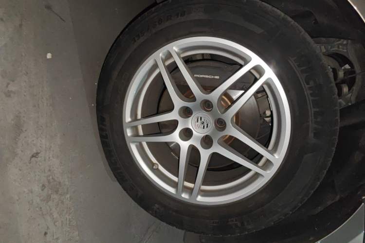 Used Porsche Macan 2017 Macan 2.0T Right Front Wheel Hub
