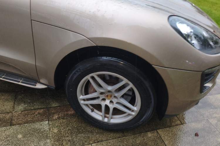 Used Porsche Macan 2017 Macan 2.0T Right Front Wheel Hub