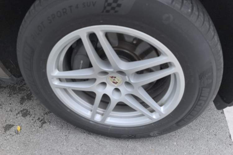 Used Porsche Macan 2017 Macan 2.0T Right Front Wheel Hub