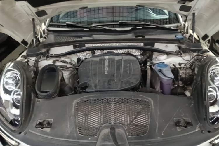 Used Porsche Macan 2017 Macan 2.0T Engine Bay