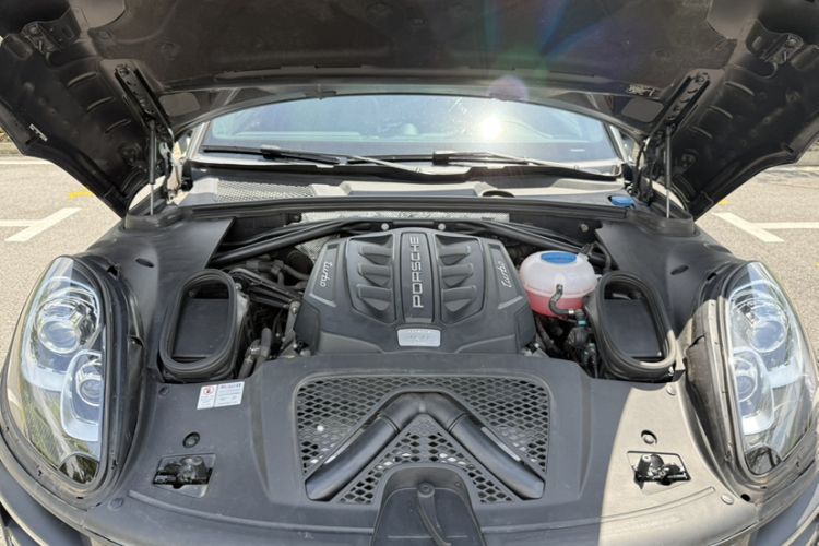 Used Porsche Macan 2017 Macan Turbo 3.6T Engine Bay