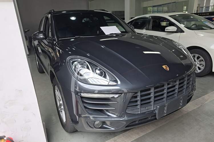 Used Porsche Macan 2017 Macan 2.0T Front Right 45 Deg