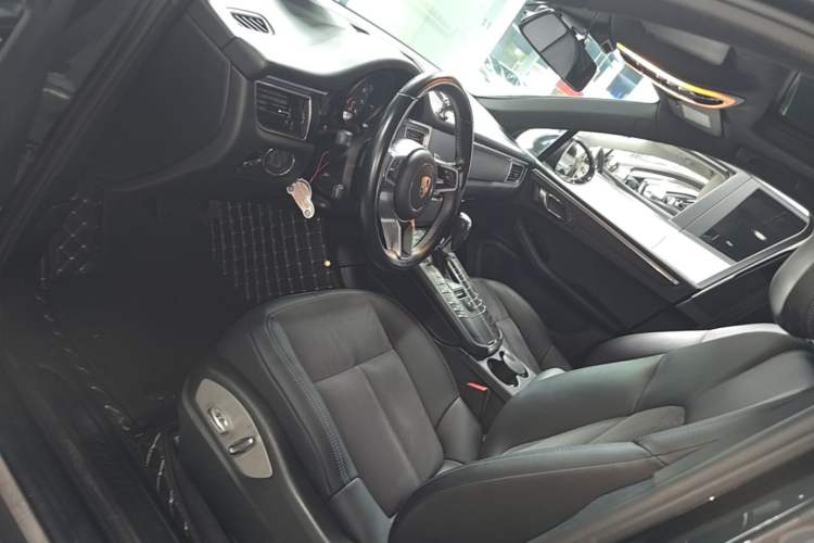 Used Porsche Macan 2017 Macan 2.0T Left Front Seat