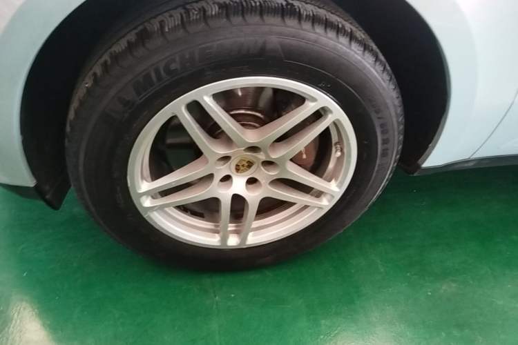 Used Porsche Macan 2017 Macan 2.0T Left Front Wheel Hub