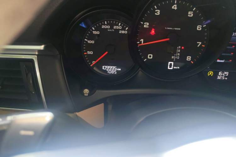 Used Porsche Macan 2017 Macan 2.0T Odometer Close Up